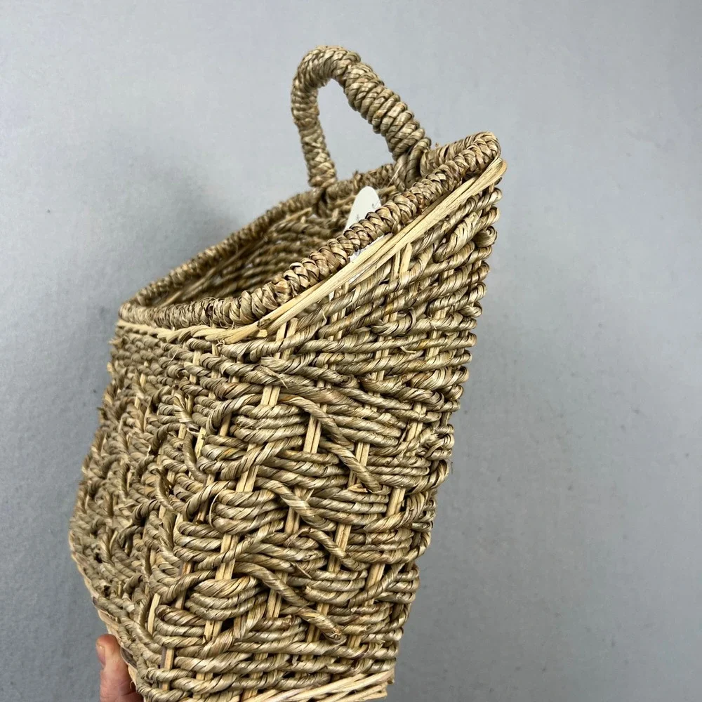 Threshold woven hanging
